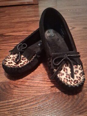 Minnetonka Black Suede Kilty Leopard Cow Hair Moccasins - Size 7.5